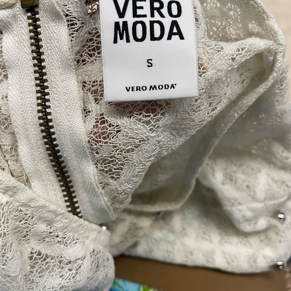 Vero moda top white in colour with studs - Picture 5 of 6